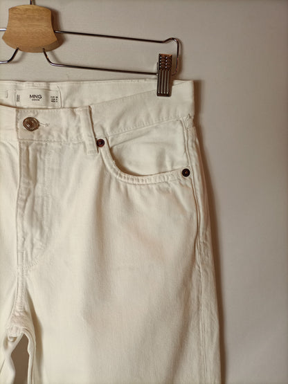 MANGO. Pantalón denim estilo mom fit. T 38