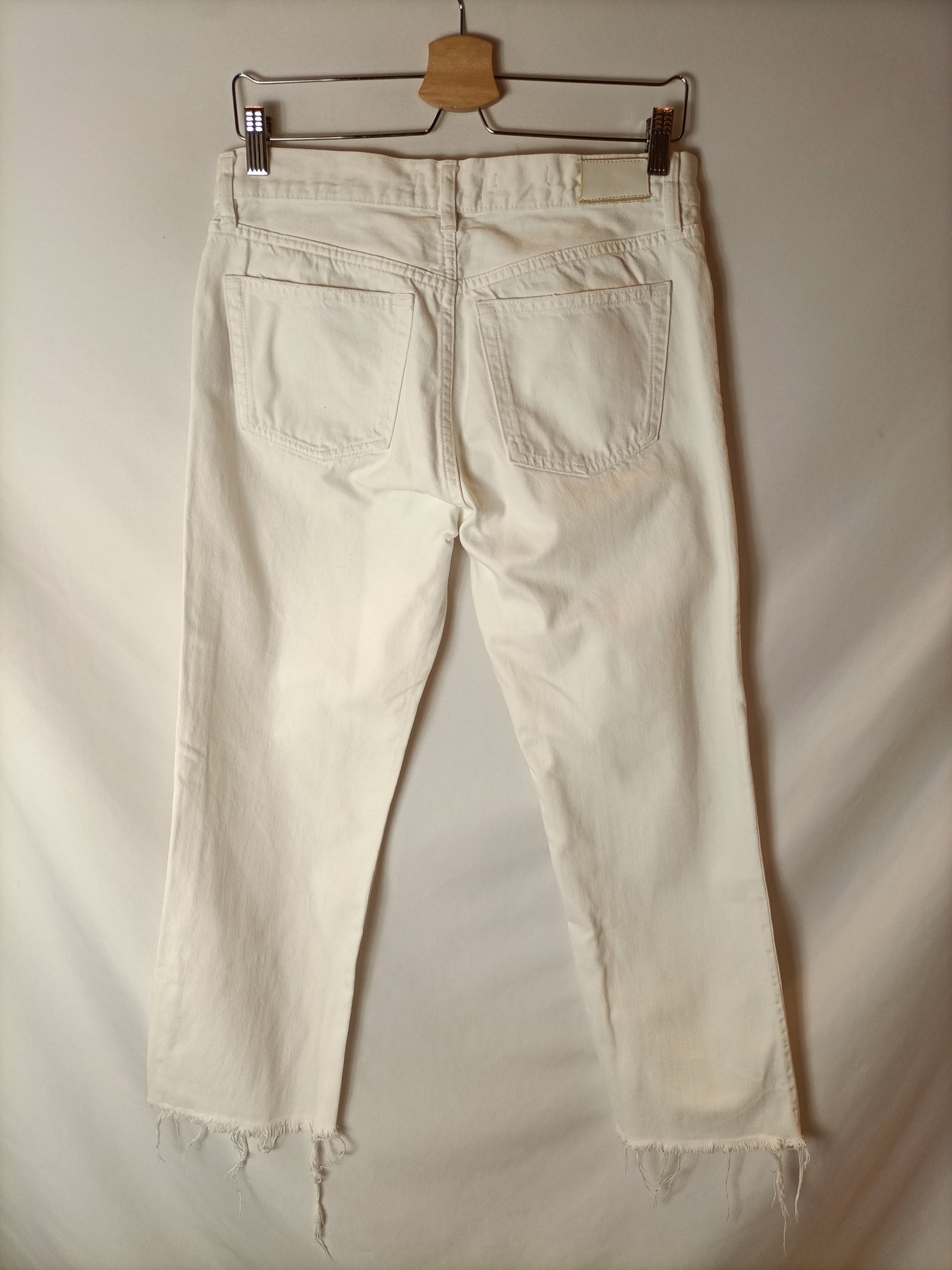 MANGO. Pantalón denim estilo mom fit. T 38