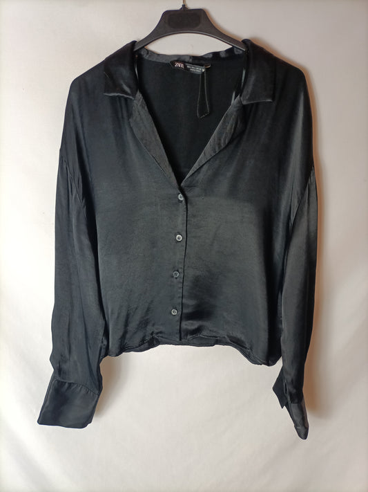 ZARA. Blusa negra satinada. T L