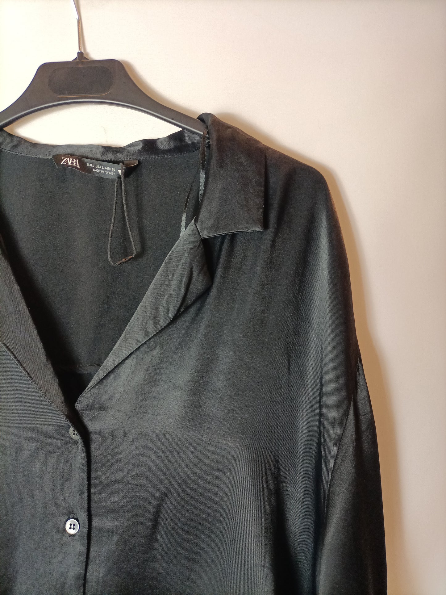 ZARA. Blusa negra satinada. T L