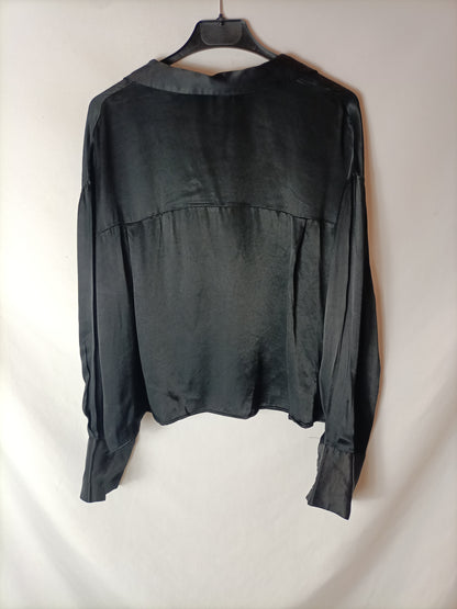 ZARA. Blusa negra satinada. T L