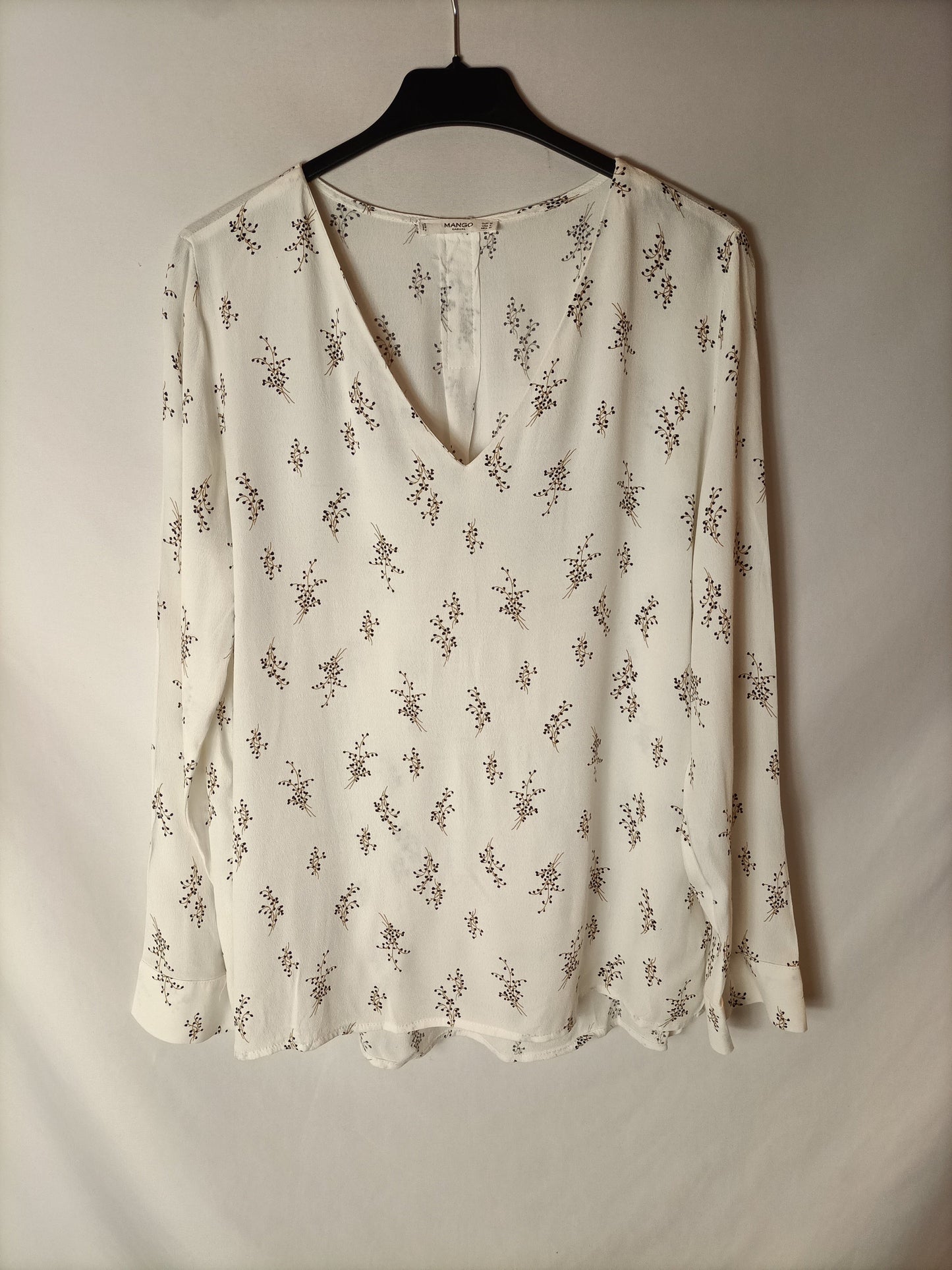 MANGO. Blusa blanca estampada. T M