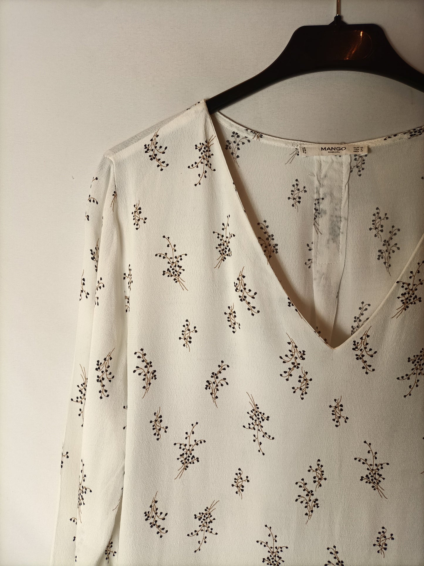 MANGO. Blusa blanca estampada. T M
