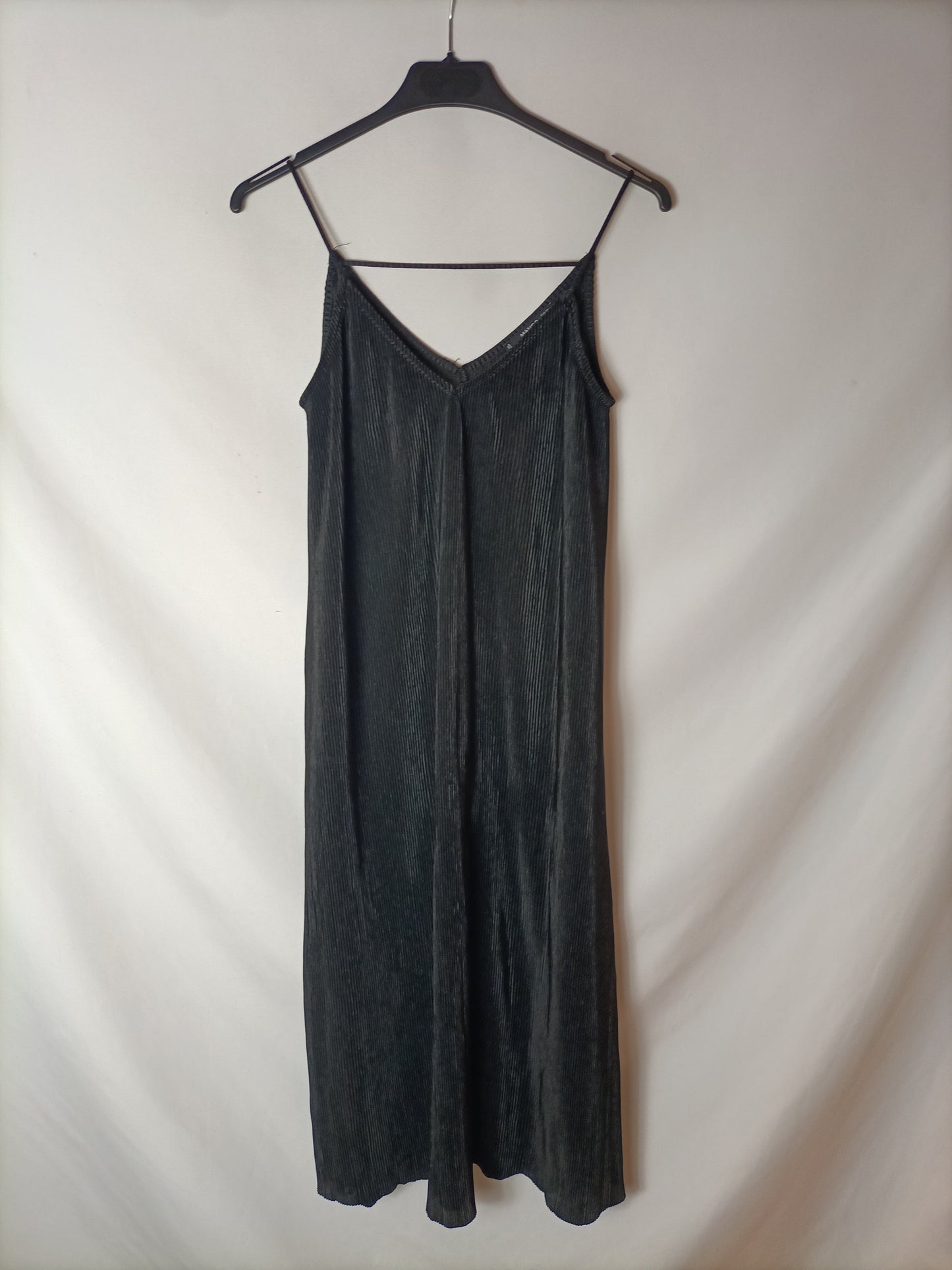 MANGO. Vestido midi negro plisado. T XS