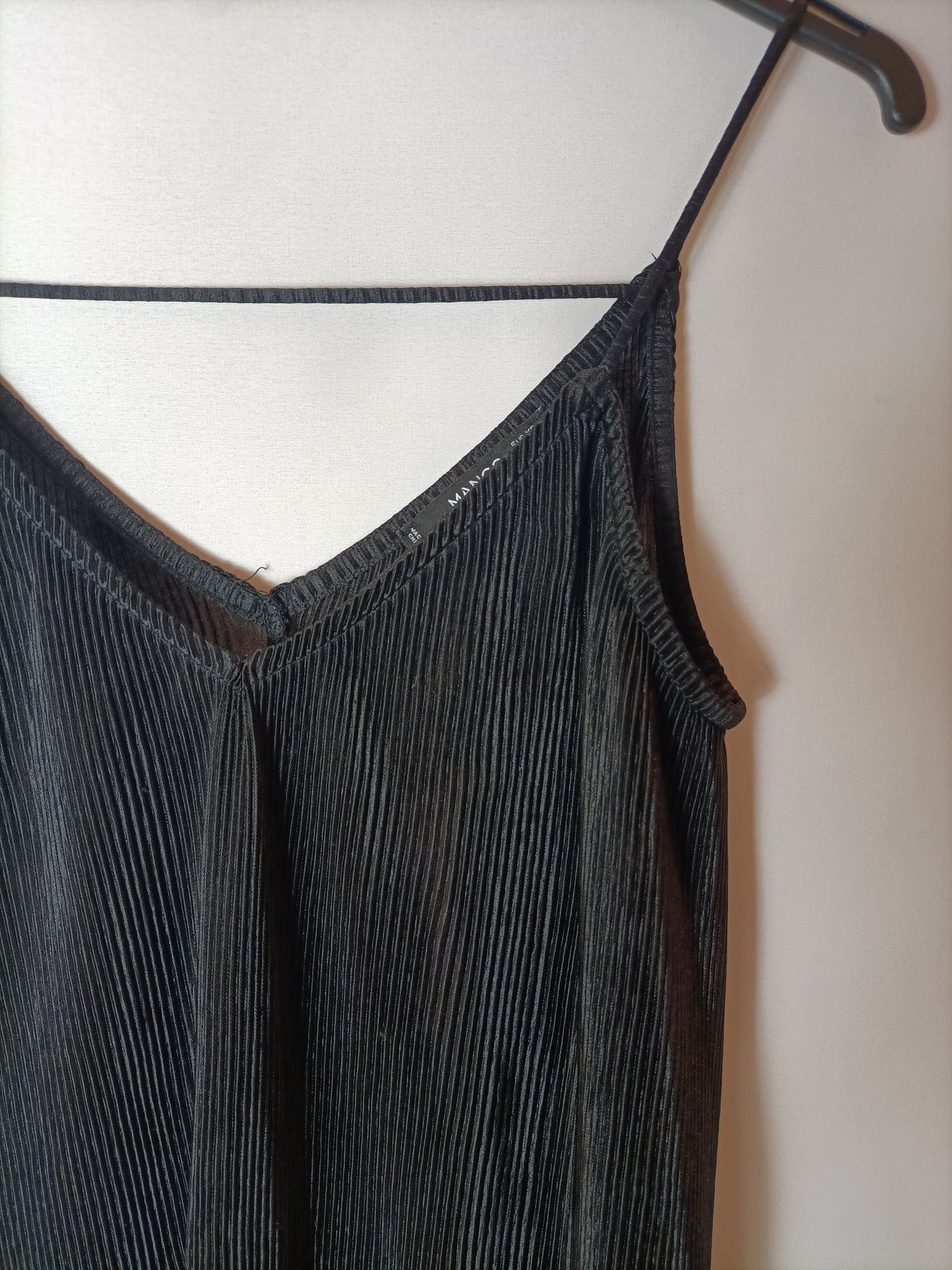 MANGO. Vestido midi negro plisado. T XS
