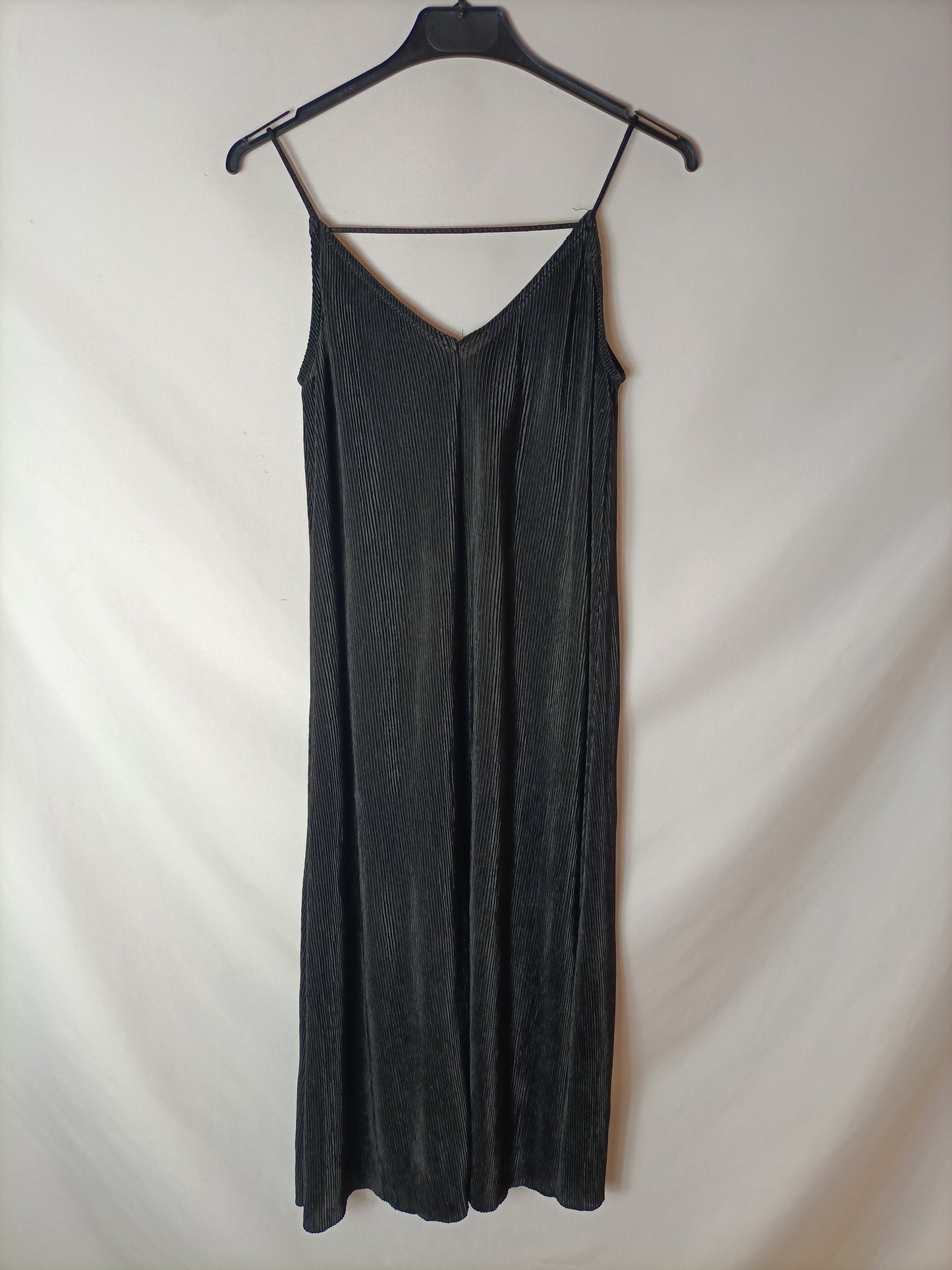 MANGO. Vestido midi negro plisado. T XS