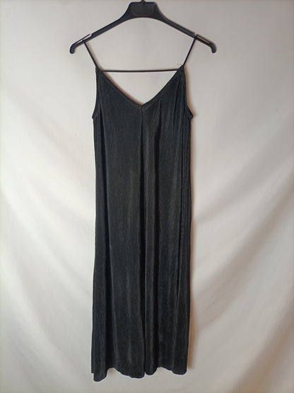MANGO. Vestido midi negro plisado. T XS