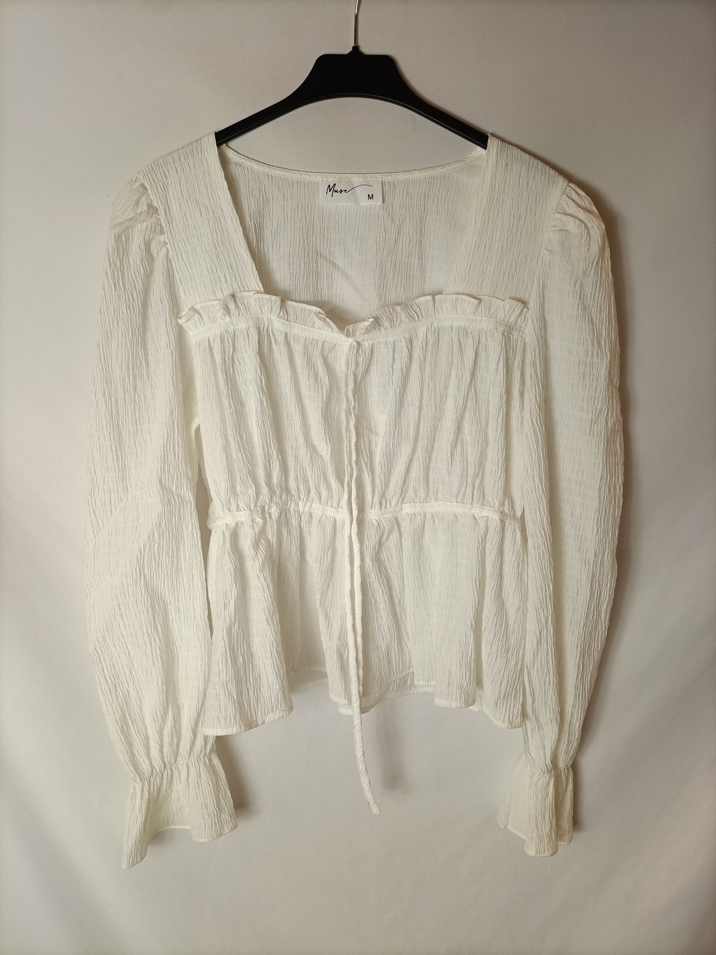 MUSE. Blusa blanca textura hilos plateados. T M