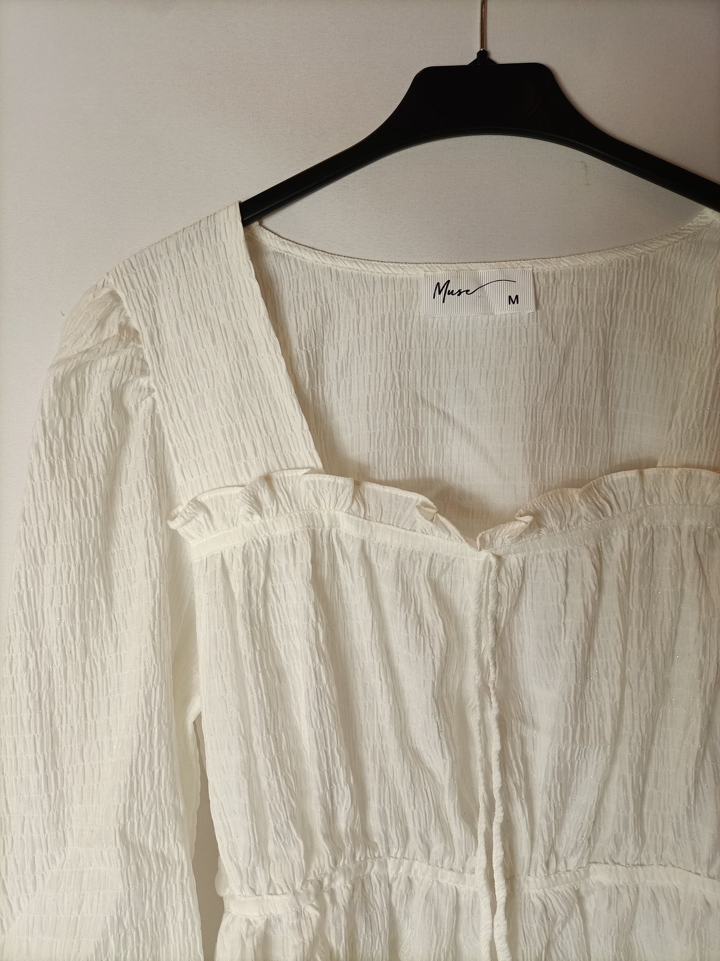 MUSE. Blusa blanca textura hilos plateados. T M