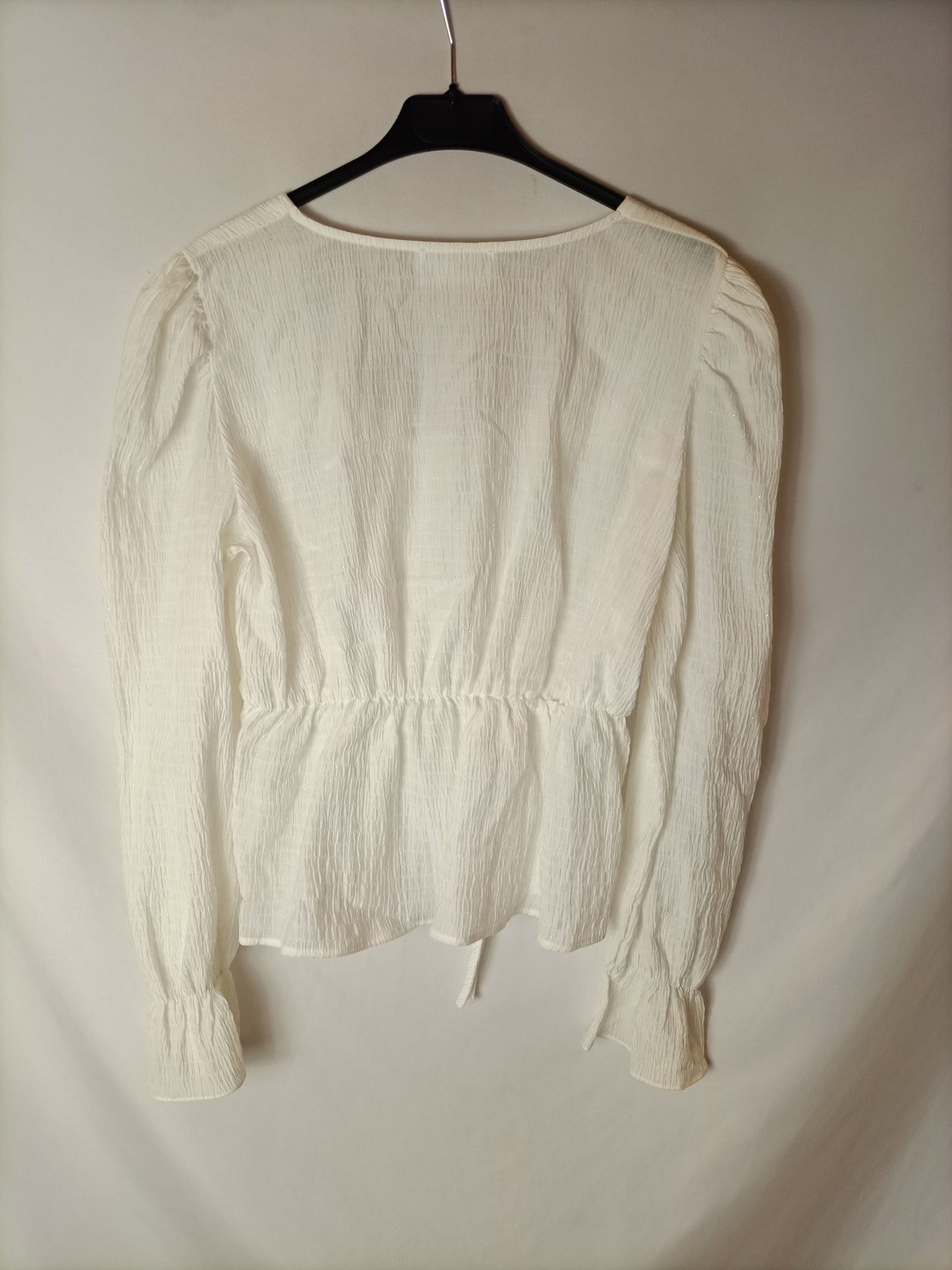 MUSE. Blusa blanca textura hilos plateados. T M