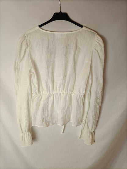 MUSE. Blusa blanca textura hilos plateados. T M