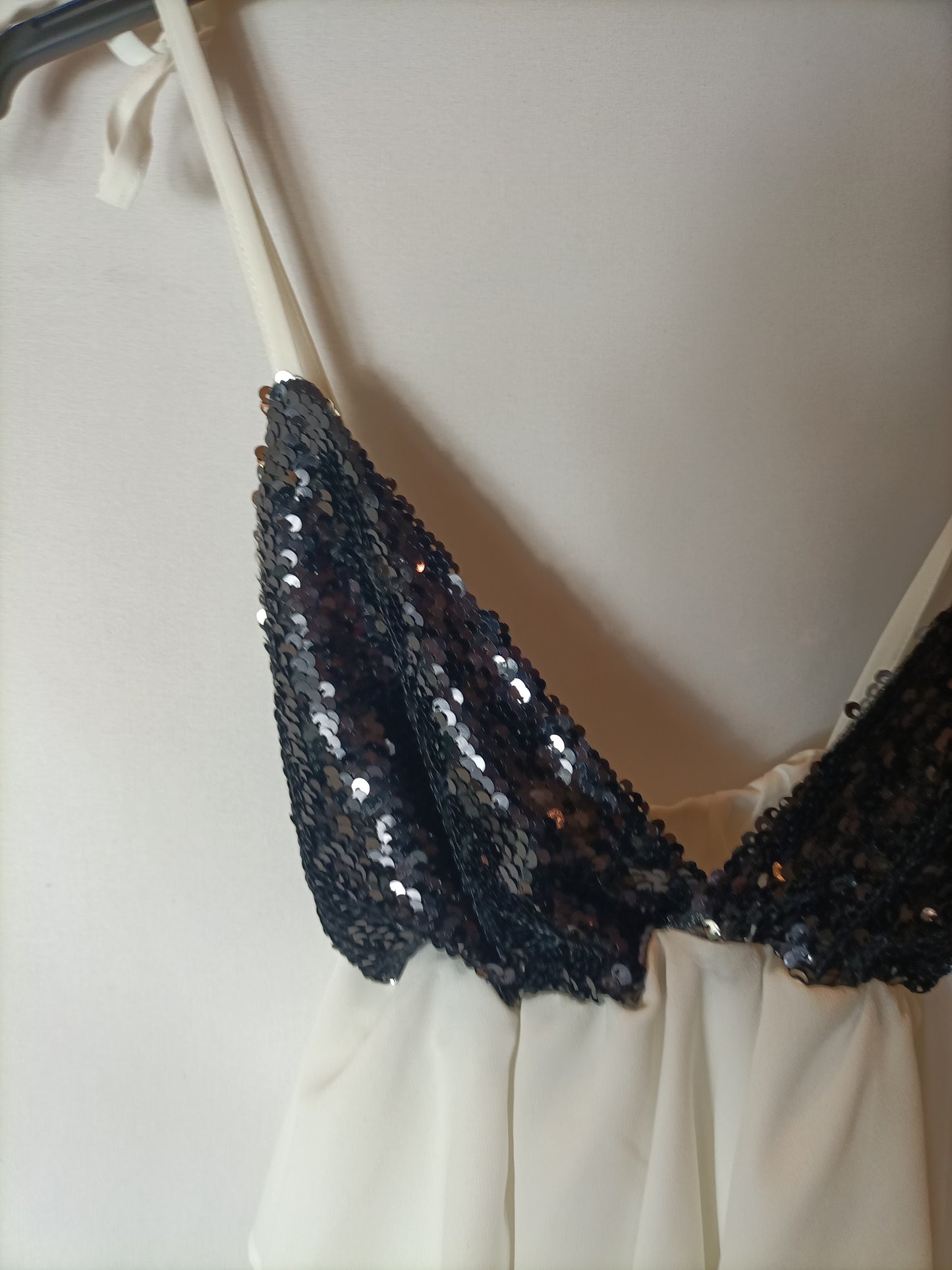 THE ARE. Top blanco lentejuelas negras. T XS/S