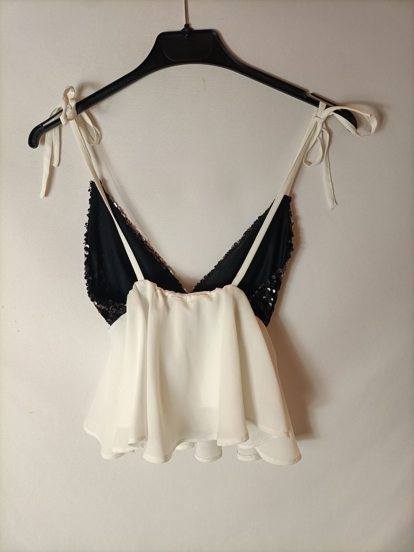 THE ARE. Top blanco lentejuelas negras. T XS/S