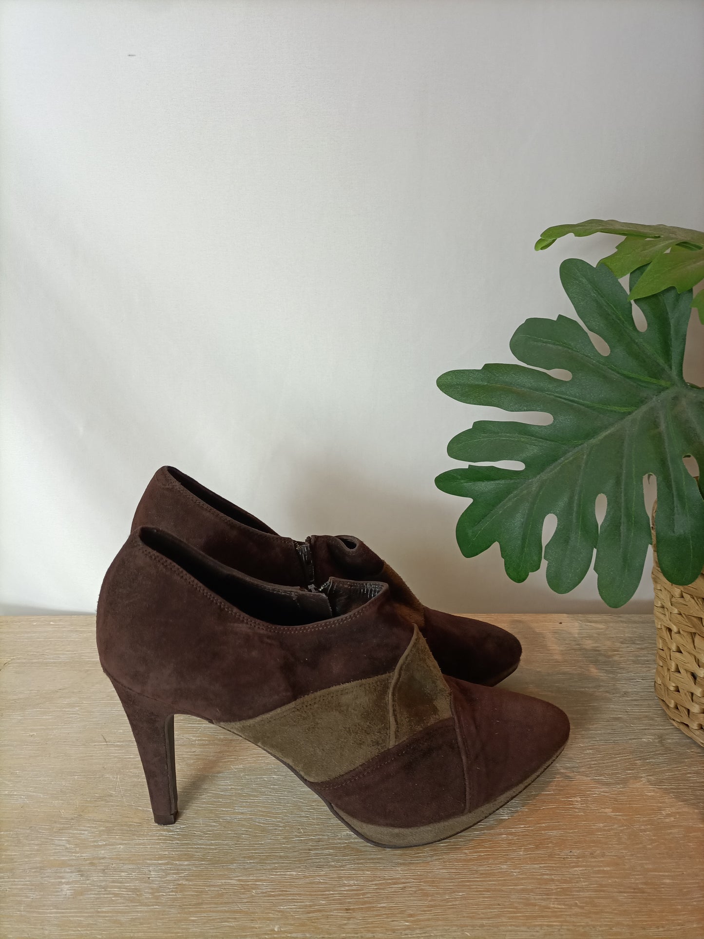 CHARCOS. Botines bicolor mini plataforma. T 38