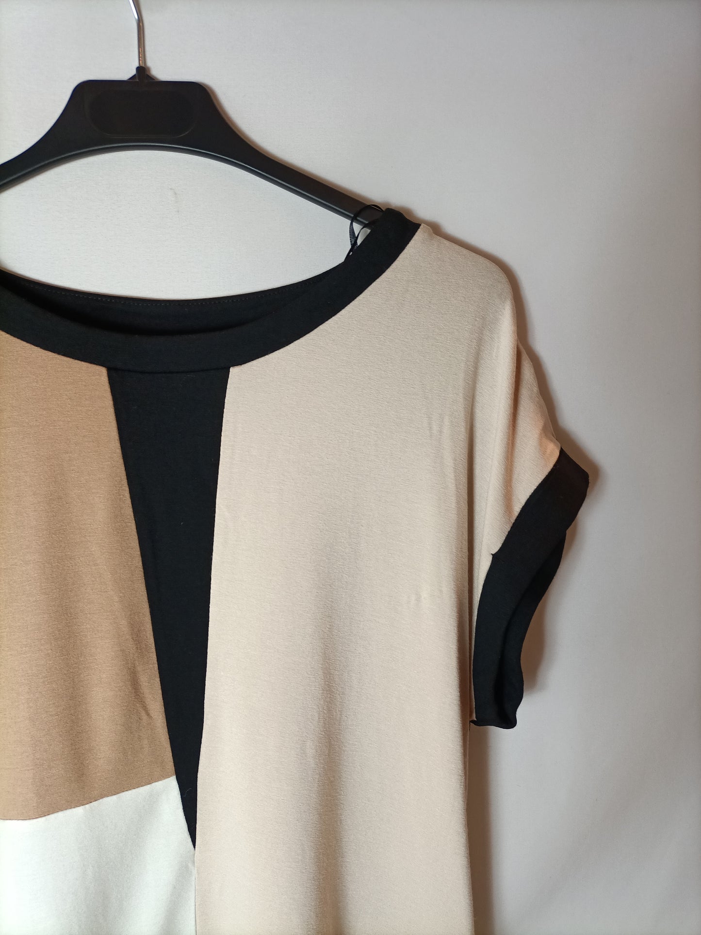 AC. Black and beige top. T. 38
