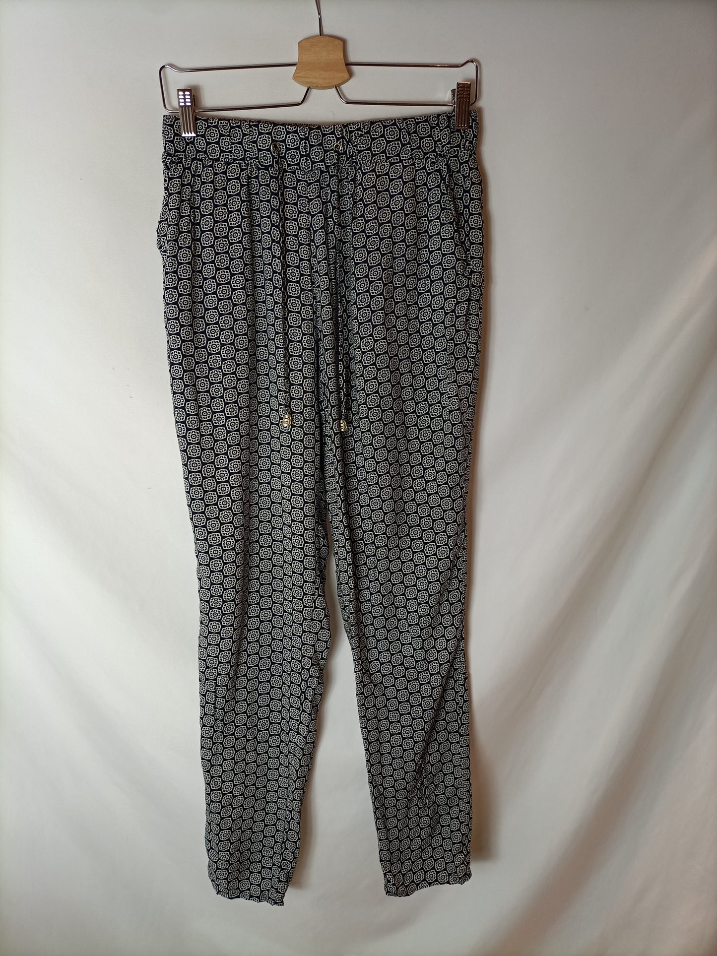 C&A. Pantalón fluido negro y blanco. T 38