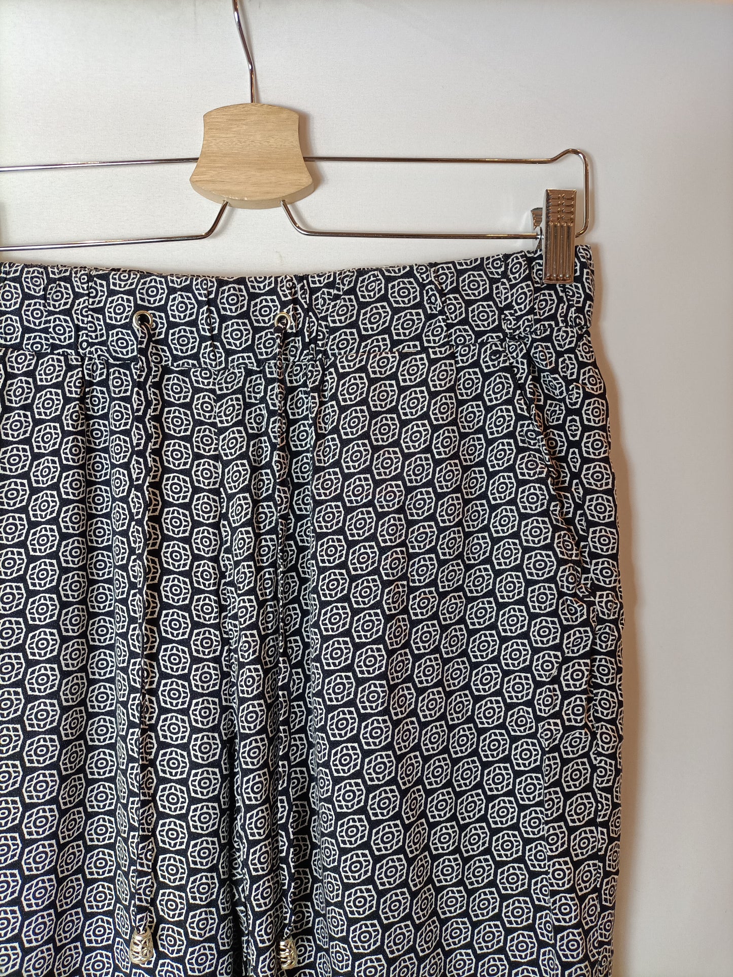 C&A. Pantalón fluido negro y blanco. T 38