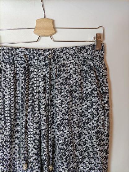 C&A. Pantalón fluido negro y blanco. T 38