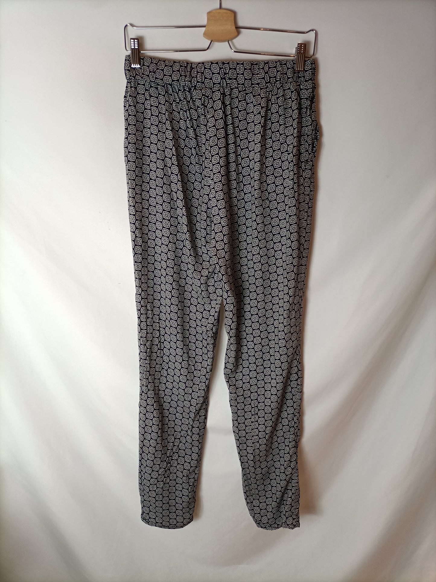 C&A. Pantalón fluido negro y blanco. T 38