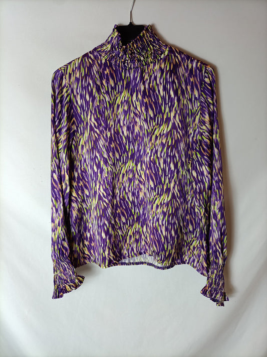 BASYCO JEREZ. Blusa morada estampada. TU (S)