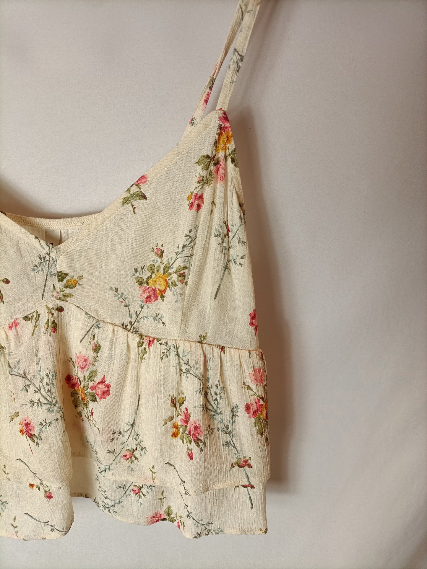 STRADIVARIUS. Top beige flores T.l