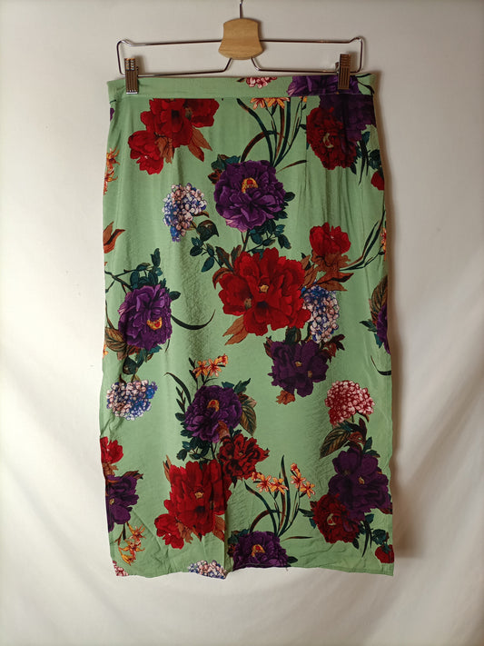 H&M. Falda midi verde flores T.38