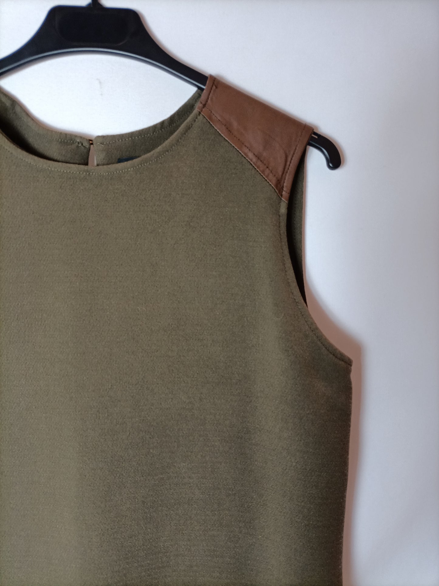 MASSIMO DUTTI. Vestido verde detalles en piel. T S