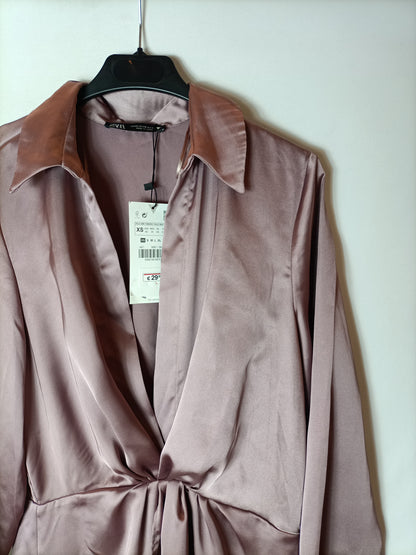 ZARA. Vestido corto satinado. T XS (tara)