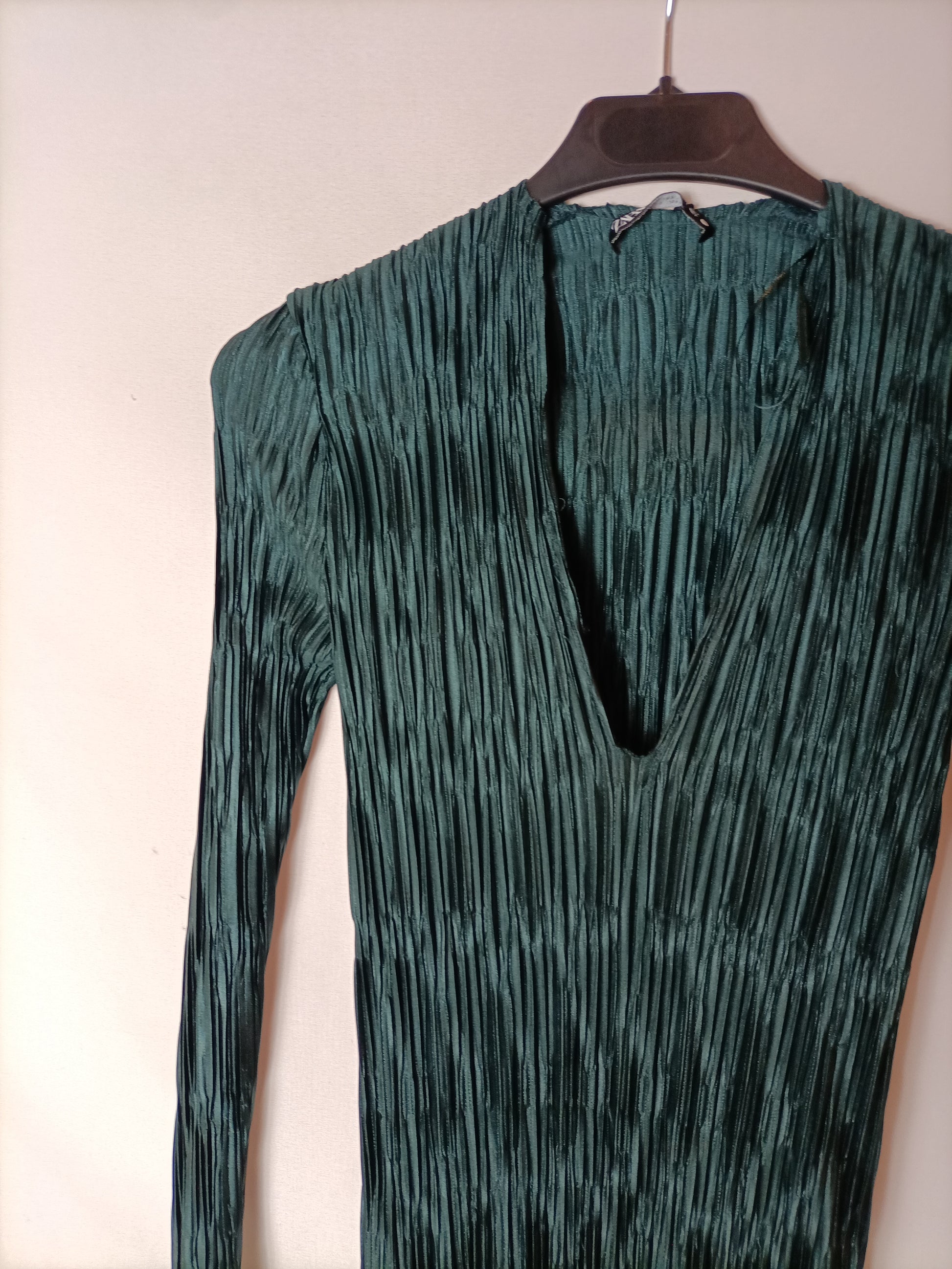 ZARA. Green ruched midi dress. TS (XXS) Hibuy market ZARA. Green ruched midi dress. TS (XXS) Hibuy market