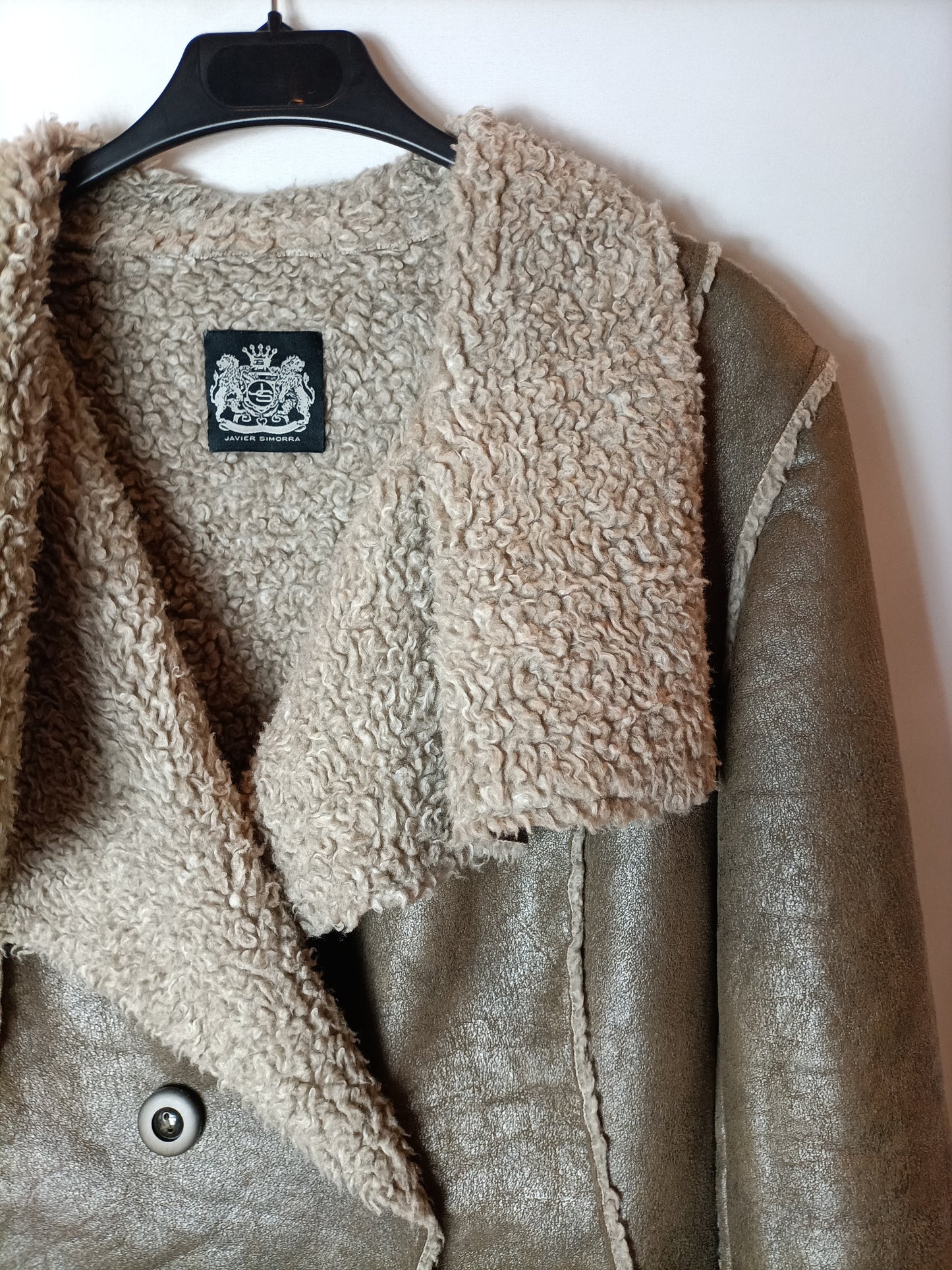 JAVIER SIMORRA. Abrigo color ocre borrego. T 40