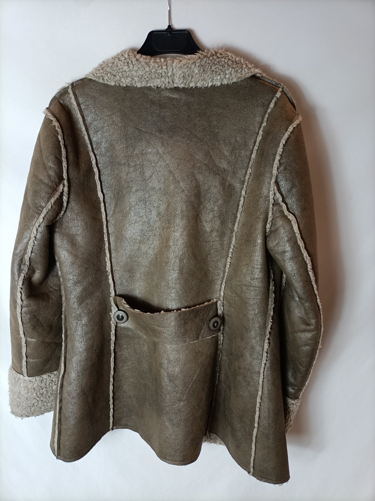 JAVIER SIMORRA. Abrigo color ocre borrego. T 40