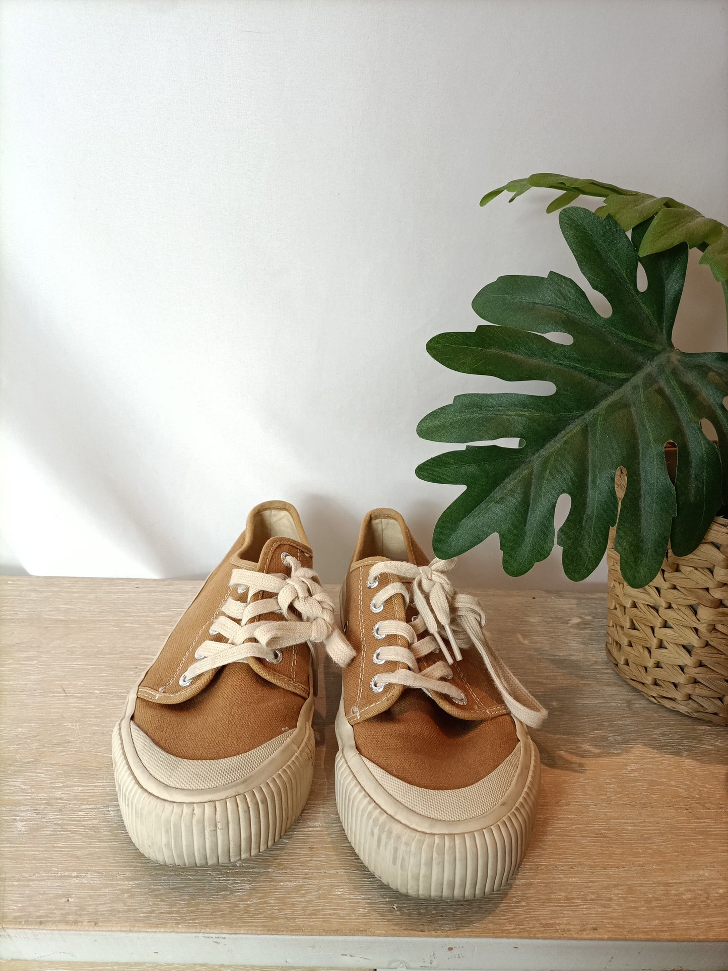 POMPEII. Zapatillas camel puntera T.38