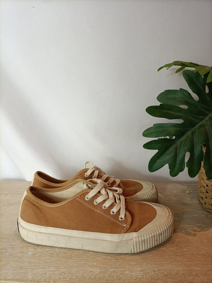 POMPEII. Zapatillas camel puntera T.38