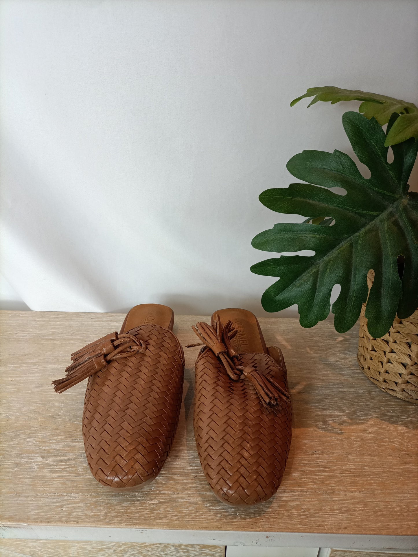 CARMELA. Mules camel trenzado T.38