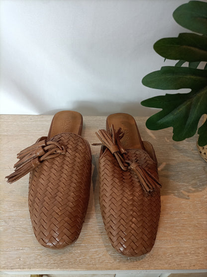 CARMELA. Mules camel trenzado T.38