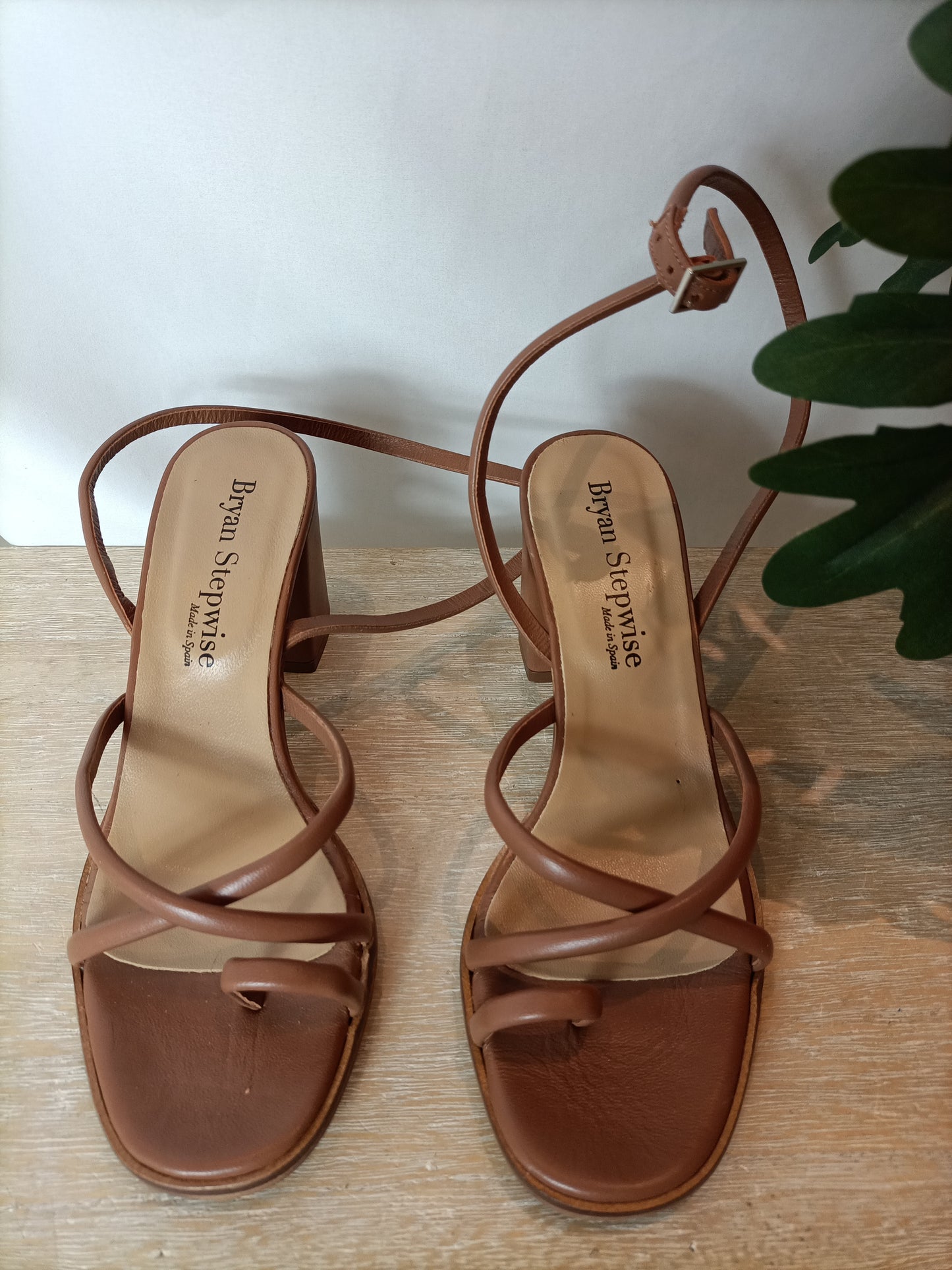 BRYAN STEPWISE.Sandalia camel tiras T.38