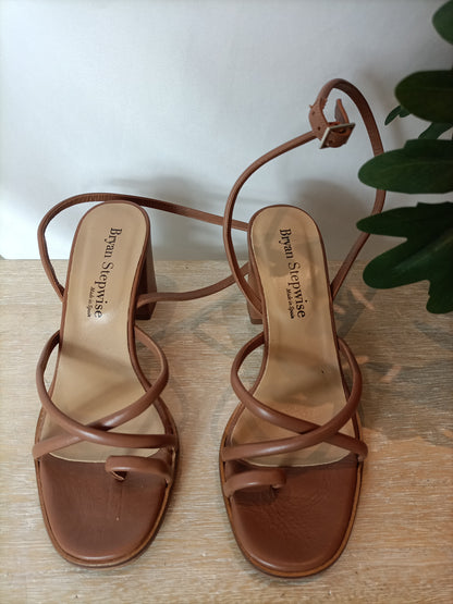 BRYAN STEPWISE.Sandalia camel tiras T.38