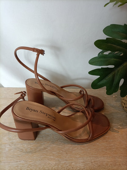 BRYAN STEPWISE.Sandalia camel tiras T.38
