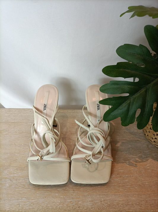 ZARA. Sandalia beige tiras T.38