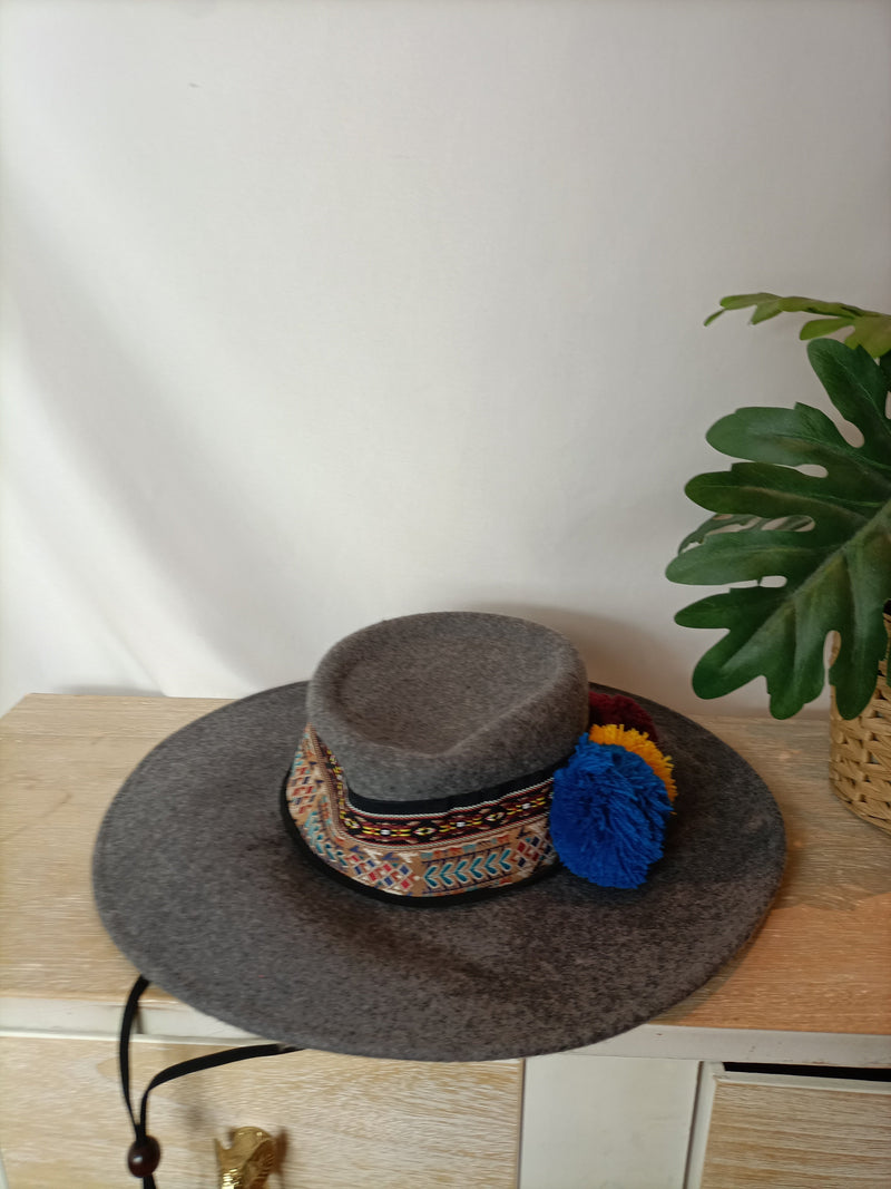MANGO. Sombrero gris pompones