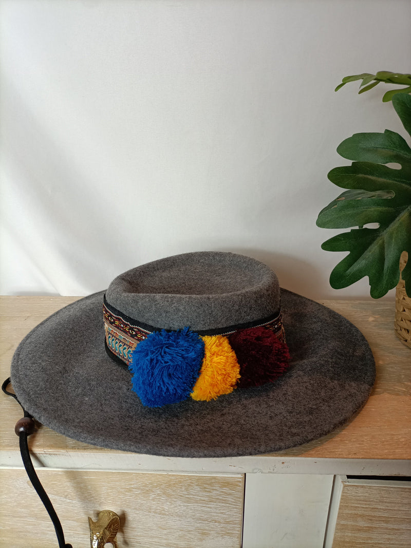 MANGO. Sombrero gris pompones
