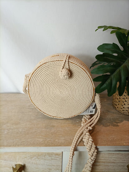 ZARA. Bolso color crudo rafia