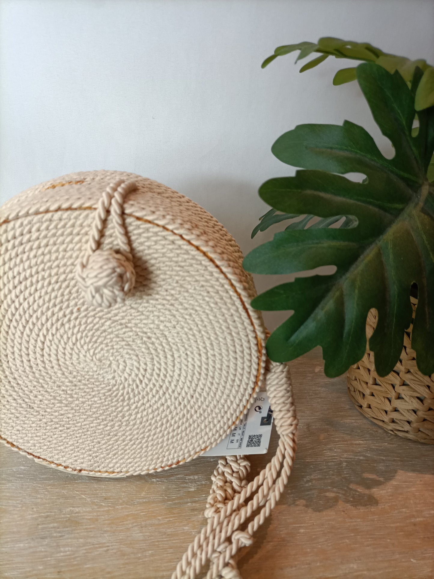 ZARA. Bolso color crudo rafia