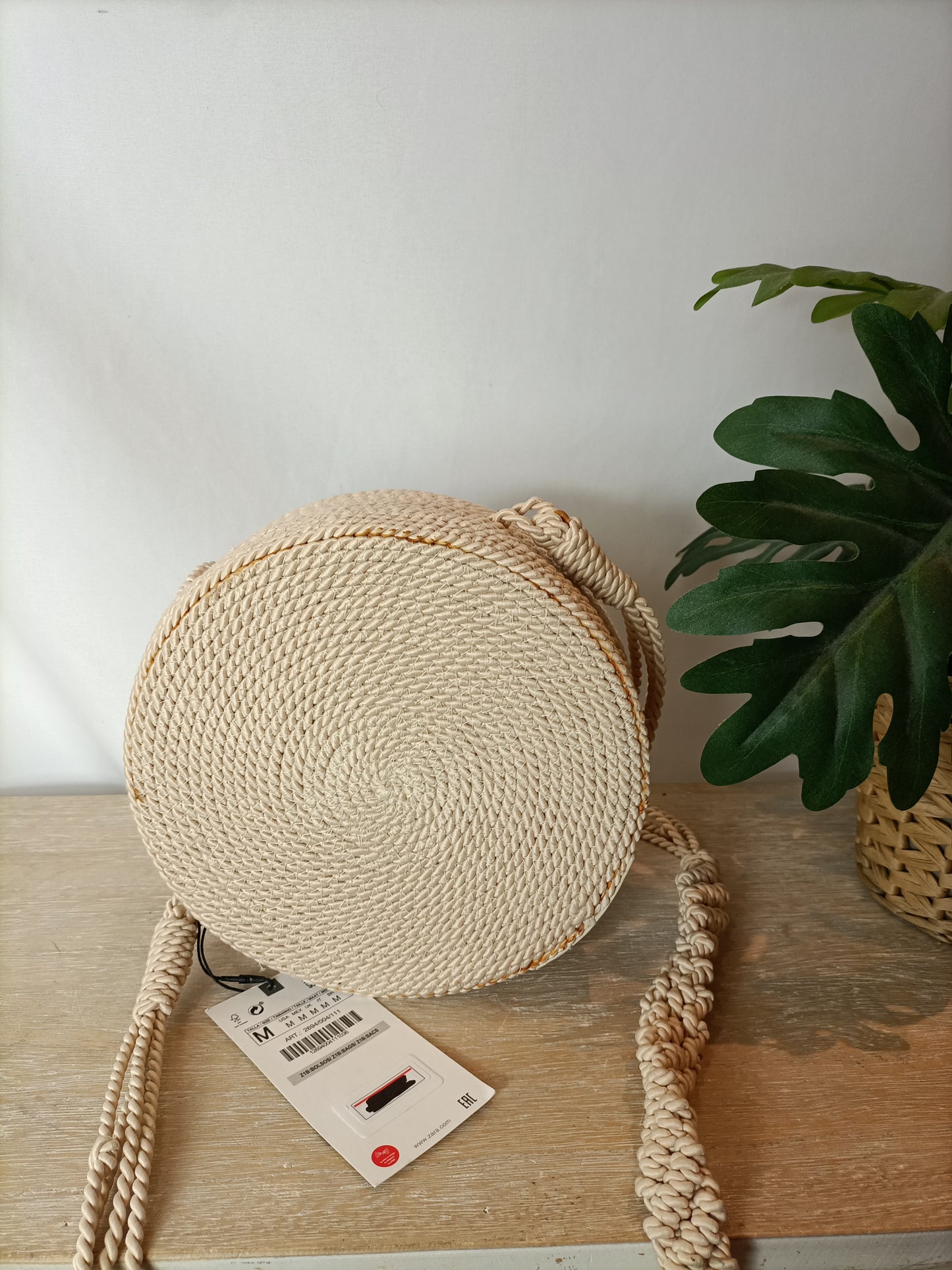 ZARA. Bolso color crudo rafia