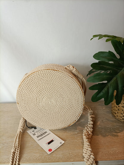ZARA. Bolso color crudo rafia