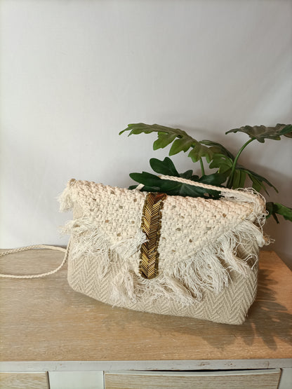 OYSHO. Bolso beige flecos