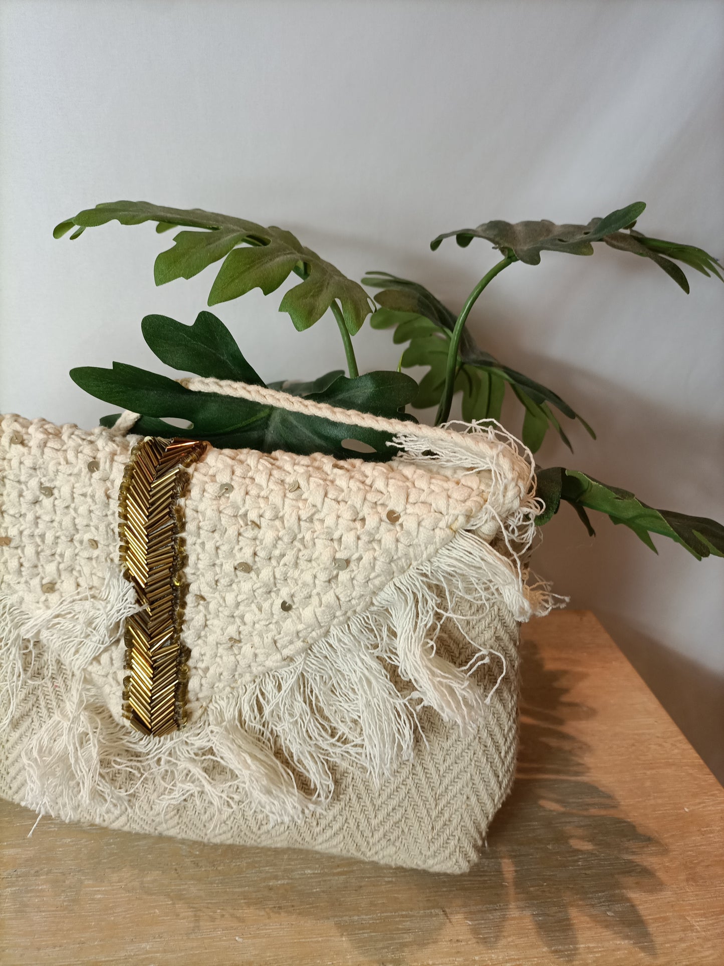 OYSHO. Bolso beige flecos