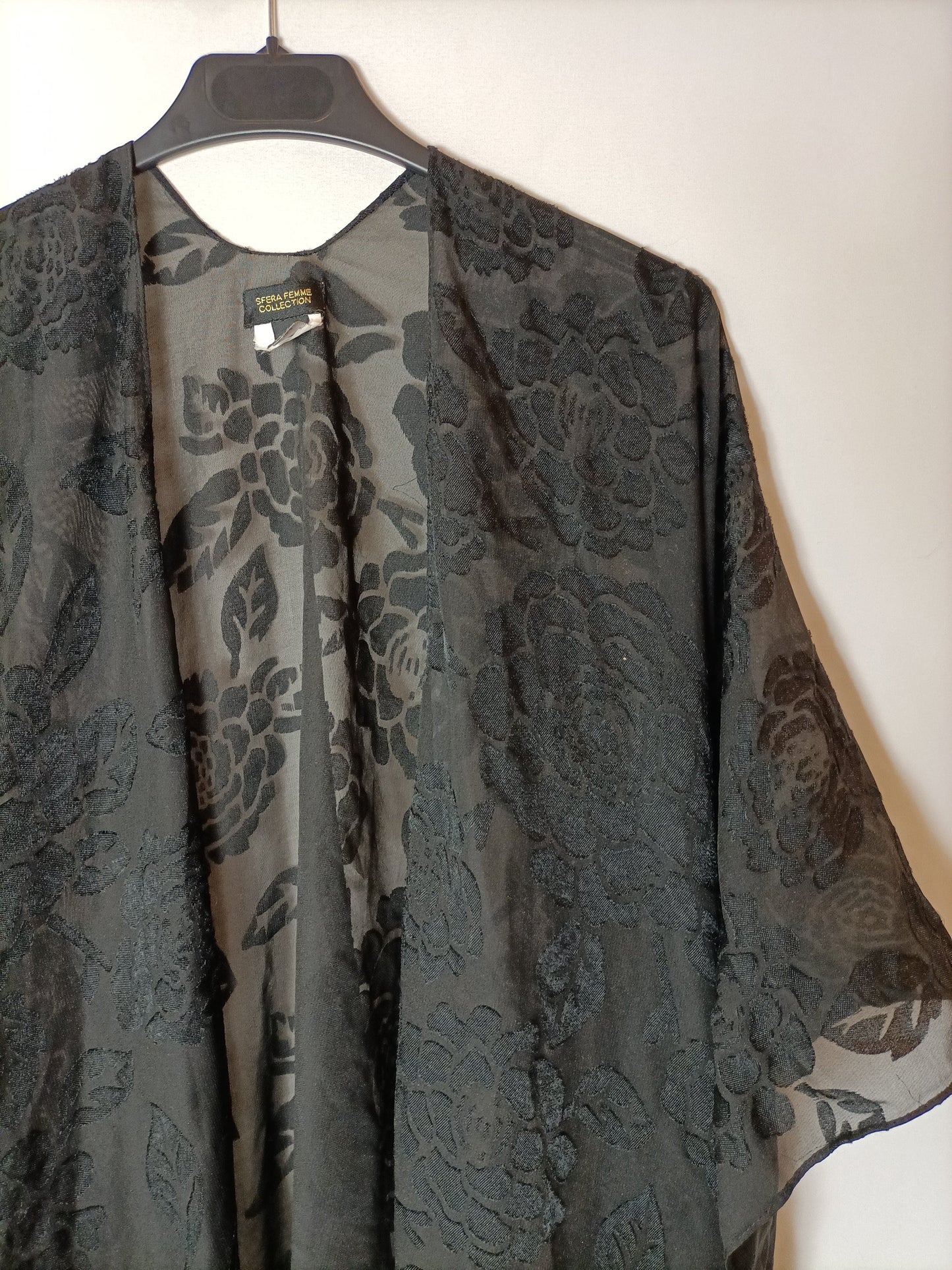 SFERA. Kimono negro flores semitransparente. TU
