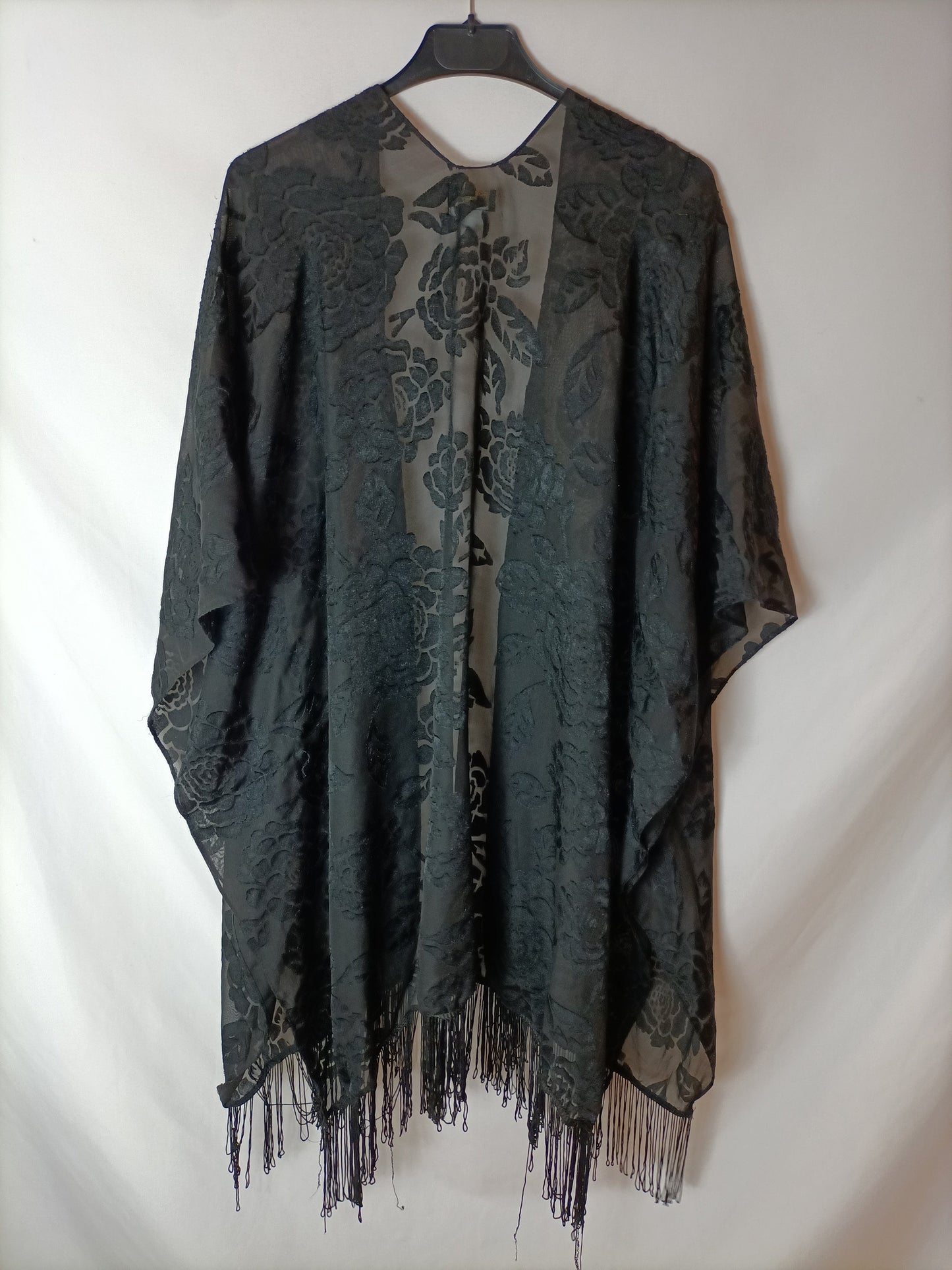 SFERA. Kimono negro flores semitransparente. TU