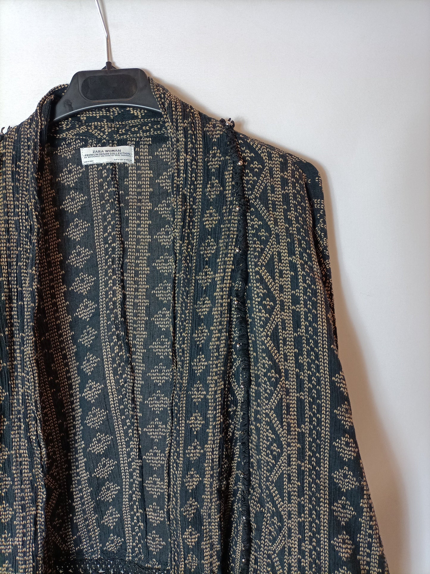 ZARA. Chaqueta/kimono negra estampada. T M